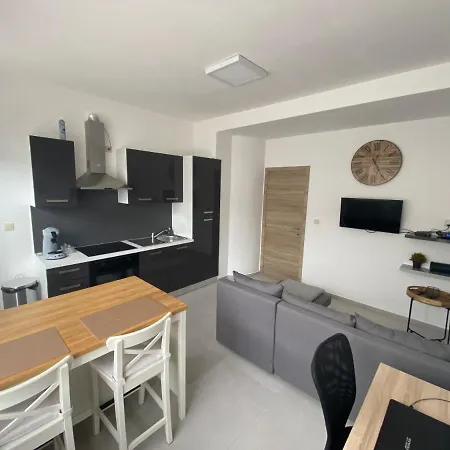 Apartment 1-c Bel Calme Climatise Parking Gratuit Prive Sur Demande *
